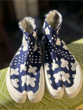 Sou sou Tabi shoes black with white flowers size 10.